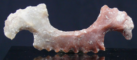 Précolombien - Maya - Excentrique en silex 
Bel excentrique en silex rouge et gris avec des beaux tranchants. 93 mm.
