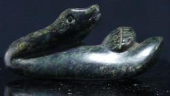 Précolombien - Pendentif serpent en pierre - 1000 / 1200 ap. J.-C.
Joli pendentif en pierre noire et verte représentant un serpent la queue enroulée ...