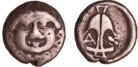 Thrace - Apollonia Pontika - Drachme à la gorgone (450-400 av. J.-C.)
A/ Tête de gorgone de face.
R/ Ancre de navire cantonné d'un A et d'un scorpio...