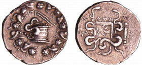 Lydie - Tralleis - Cistophore (189-133 av. J.-C.), Magistra DION
A/ Anépigraphe. Ciste mystique de laquelle s'échappe un serpent. Le tout dans une co...