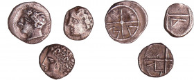 Marseille - Obole (90-49 av. J.-C.) - Lot de 3 monnaies
A/ Anépigraphe. Tête à gauche. N derrière la tête. 
R/ MA dans une roue à quatre bâtons.
TB...