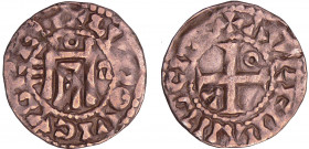 Louis VII (1137-1180) - Denier d'Orléans
A/ LVDOVICVS REX. Porte de la ville accostée de deux oméga, avec un O au-dessus et quatre points en pal à l'...