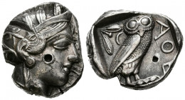 ATICA, Atenas. Tetradracma. (Ar. 16,91g/26mm). 454-404 a.C. (HGC 4, 1597; Kroll 8). Anv: Cabeza de Atenas con casco ornamentado a derecha. Rev: Búho e...