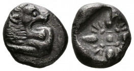 JONIA, Miletos. Dracma. (Ar. 1,19g/10mm). 510-494 a.C. (SNG Copenhagen 952). Anv: Cabeza de león a derecha. Rev: Diseño floral incuso. MBC+.