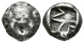 MISIA, Parión. Dracma. (Ar. 3,76g/13mm). Siglo V a.C. (SNG París 1351/2). Anv: Cabeza de Gorgona de frente. Rev: Cuadrado incuso. MBC-.