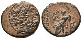SYRIA, Seleukis y Pieria. Ae21. (Ae. 6,65g/21mm). Siglo I a.C. (RPC I 4216). Anv: Cabeza laureada de Zeus a derecha. Rev: Zeus sentado a izquierda por...