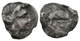EMPORION (Ampurias, Gerona). Hemitrietartemorion. (Ar. 0,20g/9mm). 200-110 a.C. (FAB-1197 var). Anv: Cabeza femenina con tocado a derecha. Rev: Pegaso...
