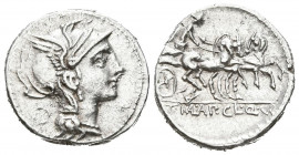 GENS CLAUDIA. Denario. (Ar. 3,90g/18mm). 110-109 a.C. Roma. (FFC 564; Crawford 299/1a). Anv: Cabeza de Roma a derecha, detrás objeto triangular. Rev: ...