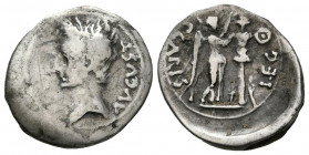 AUGUSTO. Quinario. (Ar. 1,73g/16mm). 25-23 a.C. Emérita Augusta. (RIC 1b). Cabeza de Augusto a izquierda, detrás leyenda: AVGVST. Rev: Victoria estant...