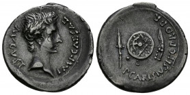 AUGUSTO. Denario. (Ar. 3,74g/21mm). 25-23 a.C. Emérita Augusta. (RIC 2a). Anv: Cabeza desnuda de Augusto, alrededor leyenda: IMP CAESAR AVGVST. Rev: E...