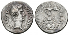 AUGUSTO. Denario. (Ar. 3,17g/19mm). 25-23 a.C. Emérita Augusta. (RIC 5). Anv: Cabeza de Augusto a derecha, alrededor leyenda: AVGVST IMP CAESAR. Rev: ...
