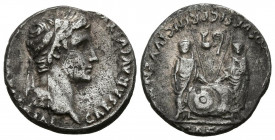 AUGUSTO. Denario. (Ar. 3,68g/18mm). 7-6 a.C. (RIC 207). Anv: Cabeza laureada de Augusto a derecha, alrededor leyenda: CAESAR AVGVSTVS DIVI F PATER PAT...