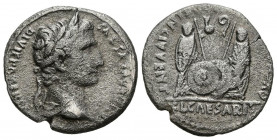 AUGUSTO. Denario. (Ar. 3,29g/18mm). 2 a.C.-4 d.C. Roma. (RIC 207). Anv: Busto laureado de Augusto a derecha, alrededor leyenda: CAESAR AVGVSTVS DIVI F...