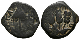 JUDAEA, Agripa I. Prutah. (Ae. 2,60g/17mm). 37-44 d.C. Jerusalem. (Seaby 5567). Anv: Dosel en forma de paraguas, alrededor leyenda. Rev: Tres espigas,...
