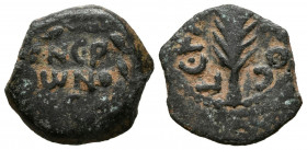 JUDAEA, Nerón. Prutah. (Ae. 2,56g/17mm). 59-62 d.C. (Seaby 5627). Anv: Leyenda: NEP/WNO/C, dentro de corona de laurel. Rev: Espiga, alrededor leyenda:...