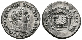 DOMICIANO. Denario. (Ar. 3,07g/17mm). 81 d.C. Roma. (RIC 3). Anv: Cabeza laureada de Domiciano a derecha, alrededor leyenda: IMP CAESAR DOMITIANVS AVG...