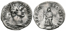 DOMICIANO. Denario. (Ar. 3,36g/19mm). 88 d.C. Roma. (RIC 596). Anv: Busto laureado de Domiciano a derecha, alrededor leyenda: IMP CAES DOMIT AVG GERM ...