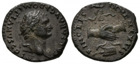 DOMICIANO. Denario. (Ar. 3,06g/18mm). 79 d.C. Roma. (RIC 1081). Anv: Cabeza laureada de Domiciano a derecha, alrededor leyenda: CAESAR AVG F DOMITIANV...