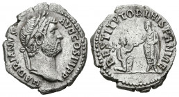 ADRIANO. Denario. (Ar. 3,41g/19mm). 130-133 d.C. Roma. (RIC 1582). Anv: Cabeza laureada de Adriano a derecha, alrededor leyenda: HADRIANVS AVG COS III...