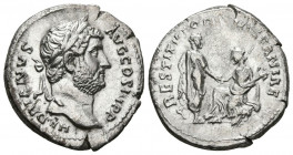ADRIANO. Denario. (Ar. 3,13g/19mm). 130-133 d.C. Roma. (RIC 1584). Anv: Cabeza laureada de Adriano a derecha, alrededor leyenda: HADRIANVS AVG COS III...