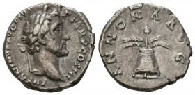 ANTONINO PIO. Denario. (Ar. 2,82g/17mm). 144 d.C. Roma. (RIC 64). Anv: Cabeza laureada de Antonino Pío a derecha, alrededor leyenda: ANTONINVS AVG PIV...