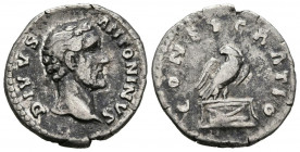 DIVO ANTONINO PIO. Denario. (Ar. 2,92g/19mm). 161 d.C. Roma. (RIC 433). Anv: Cabeza de Antonino Pío a derecha, alrededor leyenda: DIVVS ANTONINVS. Rev...