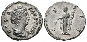 FAUSTINA I. Denario. (Ar. 3,41g/18mm). 140-141 d.C. Roma. (RIC 378). Anv: Busto diademado y drapeado de Faustina I a derecha, alrededor leyenda: DIVA ...