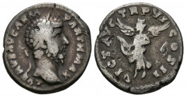 LUCIO VERO. Denario. (Ar. 2,84g/18mm). 165-166 d.C. Roma. (RIC 553). Anv: Cabeza laureada de Lucio Vero a derecha, alrededor leyenda: L VERVS AVG ARM ...