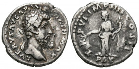 LUCIO VERO. Denario. (Ar. 2,84g/18mm). 166 d.C. Roma. (RIC 561). Anv: Cabeza laureada de Lucio Vero a derecha, alrededor leyenda: L VERVS AVG ARM PART...