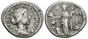 LUCILLA. Denario. (Ar. 3,13g/19mm). 161-162 d.C. Roma. (RIC 788). Anv: Busto drapeado de Lucilla a derecha, alrededor leyenda: LVCILLAE AVG ANTONINI A...