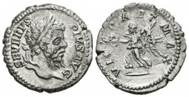 SEPTIMIO SEVERO. Denario. (Ar. 2,27g/19mm). 194 d.C. Roma. (RIC 424). Anv: Cabeza laureada de Septimio Severo a derecha, alrededor leyenda: SEVERVS PI...