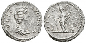 JULIA DOMNA. Denario. (Ar. 2,91g/19mm). 196-211 d.C. Roma. (RIC 557). Anv: Busto diademado y drapeado de Julia Domna a derecha, alrededor leyenda: IVL...