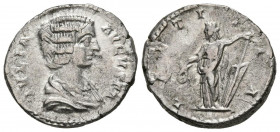 JULIA DOMNA. Denario. (Ar. 3,44g/18mm). 196-211 d.C. Roma. (RIC 561). Anv: Busto drapeado de Julia Domna a derecha, alrededo leyenda: IVLIA AVGVSTA. R...