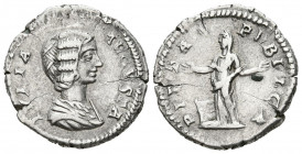 JULIA DOMNA. Denario. (Ar. 3,28g/18mm). 200-207 d.C. Roma. (RIC 574). Anv: Busto diademado y drapeado de Julia Domna a derecha, alrededor leyenda: IVL...