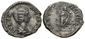 JULIA DOMNA. Denario. (Ar. 3,06g/19mm). 196-211 d.C. Roma. (RIC 577). Anv: Busto drapeado de Julia Domna a derecha, alrededor leyenda: IVLIA AVGVSTA. ...