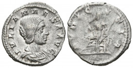 JULIA MAESA. Denario. (Ar. 2,54g/18mm). 218-220 d.C. Roma. (RIC 268). Anv: Busto diademado y drapeado de Julia Maesa a derecha, alrededor leyenda: IVL...