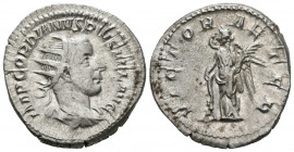 GORDIANO III. Antoniniano. (Ar. 4,51g/23mm). 243-244 d.C. Roma. (RIC 154). Anv: Busto radiado y drapeado de Gordiano III a derecha, alrededor leyenda:...