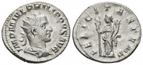 FILIPO I. Antoniniano. (Ar. 4,37g/22mm). 244-247 d.C. Roma. (RIC 31). Anv: Busto radiado y drapeado de Filipo I a derecha, alrededor leyenda: IMP M IV...