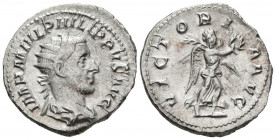 FILIPO I. Antoniniano. (Ar. 4,28g/23mm). 244-247 d.C. Roma. (RIC 49b). Anv: Busto radiado y drapeado de Filipo I a derecha, alrededor leyenda: IMP M I...