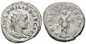 FILIPO II. Antoniniano. (Ar. 3,85g/22mm). 244-246 d.C. Roma. (RIC 216c). Anv: Busto radiado y drapeado de Filipo II a derecha, alrededor leyenda: M IV...