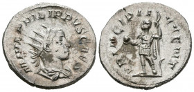 FILIPO II. Antoniniano. (Ar. 3,67g/23mm). 244-246 d.C. Roma. (RIC 216c). Anv: Busto radiado y drapeado de Filipo II a derecha, alrededor leyenda: M IV...