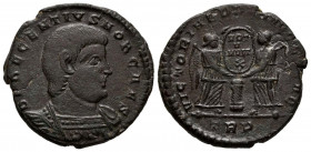 DECENTIO. Maiorina. (Ae. 5,39g/22mm). 351 d.C. Trier. (RIC 308). Anv: Busto con coraza de Decentio a derecha, alrededor leyenda: D N DECENTIVS NOB CAE...