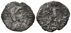 CONSTANTINO III. Silicua. (Ar. 1,31g/17mm). 408-411 d.C. Arelate. (RIC 1538). Anv: Busto diademado, drapeado y con coraza de Constantino III a derecha...