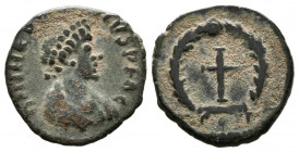 TEODOSIO II. Nummus. (Ae. 0,85g/12mm). 425-435 d.C. Antioquía. (RIC 453). Anv: Busto diademado y drapeado de Teodosio II a derecha, alrededor leyenda:...