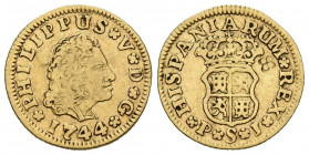 FELIPE V (1700-1746). 1/2 Escudo (Au. 1,74g/15mm). 1744. Sevilla PJ. (Cal-2019-1649). Tercer busto. MBC. Resello de trebol en reverso hecho en el sigl...