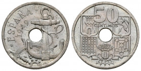 ESTADO ESPAÑOL. 50 Céntimos. (CuNi. 4,03g/20mm). 1949 *19-51. Madrid. (Cal-2019-21). Variante: Flechas invertidas. SC. Precioso brillo.