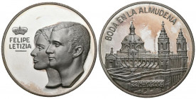 NUMISMA. Medalla. (Ar. 49,91g/45mm). 2004. Boda Real en la Almudena. SC. Contiene cartera Numisma.
