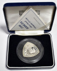 BERMUDA. 3 Dollars (Ar. 20,00g/35mm). 1998. Royal Mint. Moneda triangular. (Km#106). PROOF. Incluye estuche original y certificado de autenticidad.