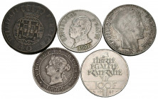 Bonito e interesante conjunto formado 5 monedas mundiales de diversas épocas, módulos y materiales, incluyendo la plata. Diferentes estados de conserv...