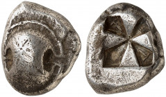 GRIECHISCHE MÜNZEN. BOIOTIEN. Tanagra. 
Drachme, 479-474 v. Chr. Boiotischer Schild, in einem Winkel ein T / Quadratum incusum.
BMC 8,59,6; HGC 1283...